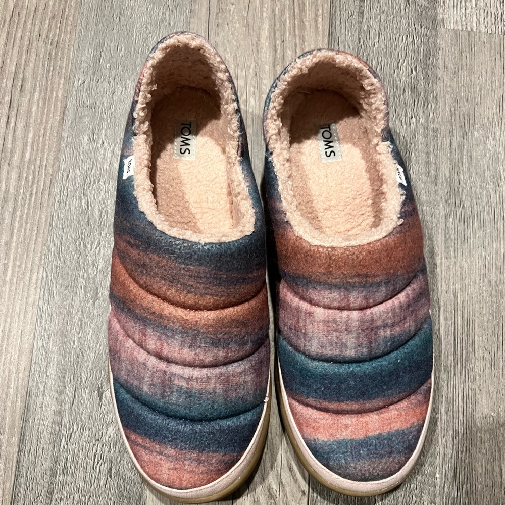Tom’s size 9 color slippers